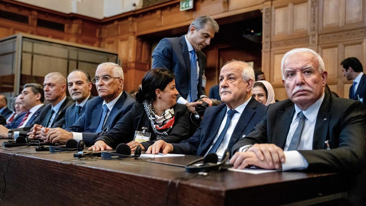 Integrantes de la delegación palestina en la Corte Internacional de Justicia durante la lectura de la opinión consultiva el 19 de julio de 2024.