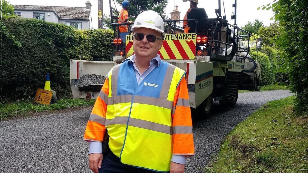 Mark Morrell durante el arreglo de una calle en High Wycombe, en Inglaterra.