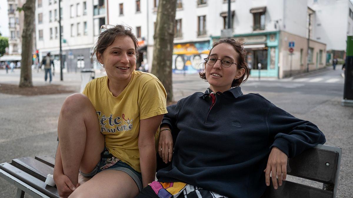 Juliette y Lila, sentadas en un banco en Montreuil, a las afueras de París.