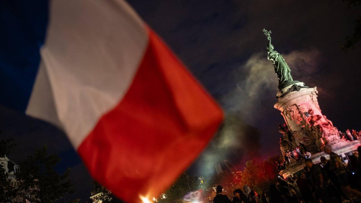 Miles de personas celebran en París la victoria de la izquierda: 