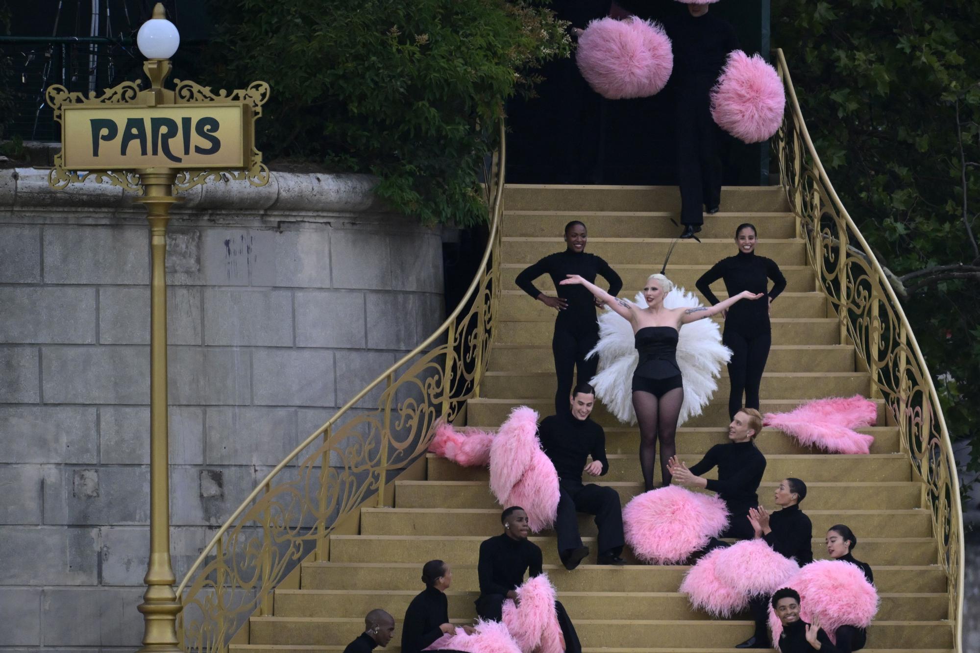 La cantante estadounidense Lady Gaga canta una canción en la zona del puente Sully antes de la ceremonia de apertura de los Juegos Olímpicos de París 2024 en París el 26 de julio de 2024.