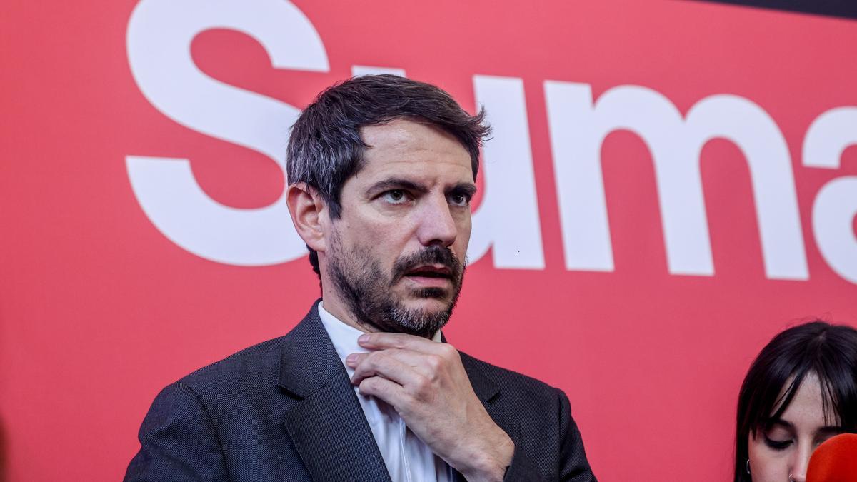 El portavoz de Sumar y ministro de Cultura, Ernest Urtasun, atiende a los medios de comunicación a su llegada a la reunión del Grupo Coordinador de Sumar, en el Espacio Rastro, a 13 de junio de 2024, en Madrid (España).