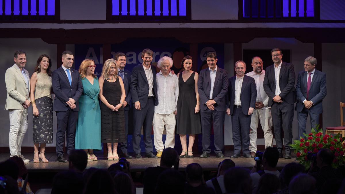 El ministro Urtasun junto a Rafael Álvarez, El Brujo, que ha recibido el premio en el Festival Internacional de Teatro Clásico de Almagro