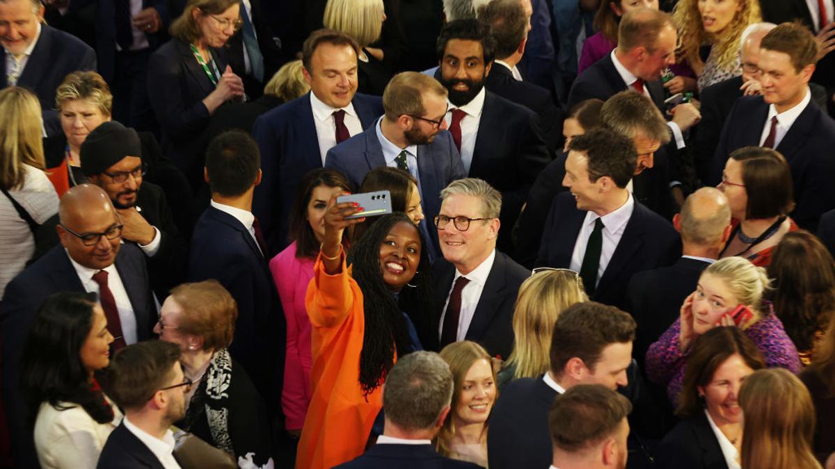 El primer ministro británico, Keir Starmer, posa para una foto con la diputada laborista Dawn Butler este lunes, en Londres.