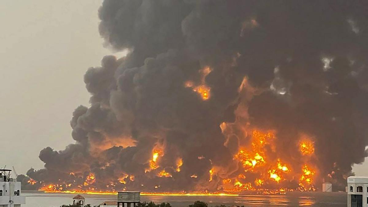 Israel bombardea la ciudad portuaria de Hodeida, en Yemen, como respuesta a los ataques de los hutíes