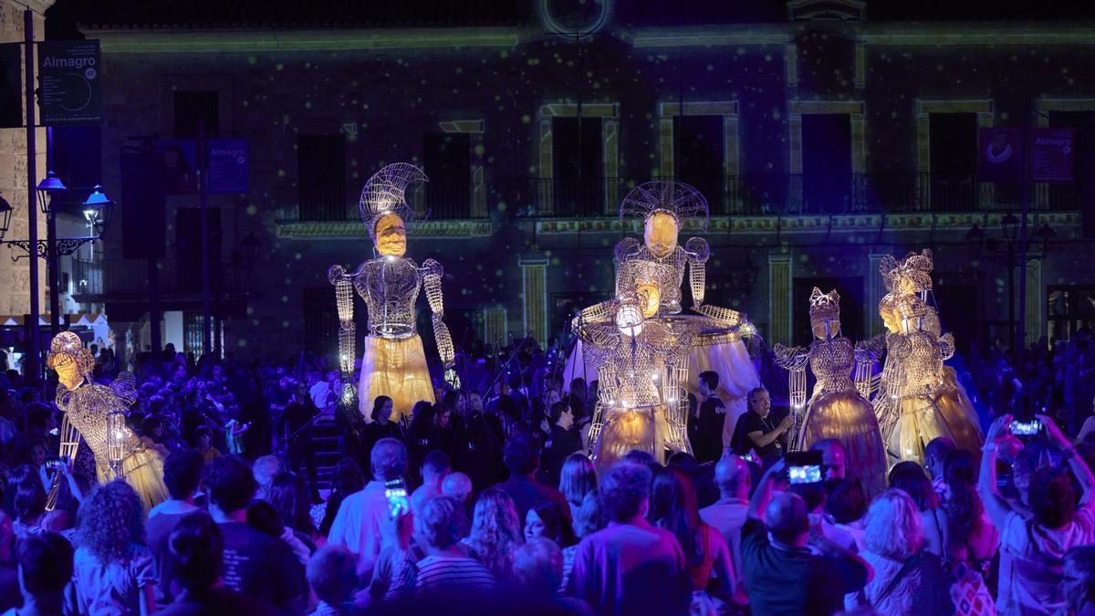 La gente viendo 'Lumen' en la primera jornada del Festival Internacional de Teatro Clásico de Almagro