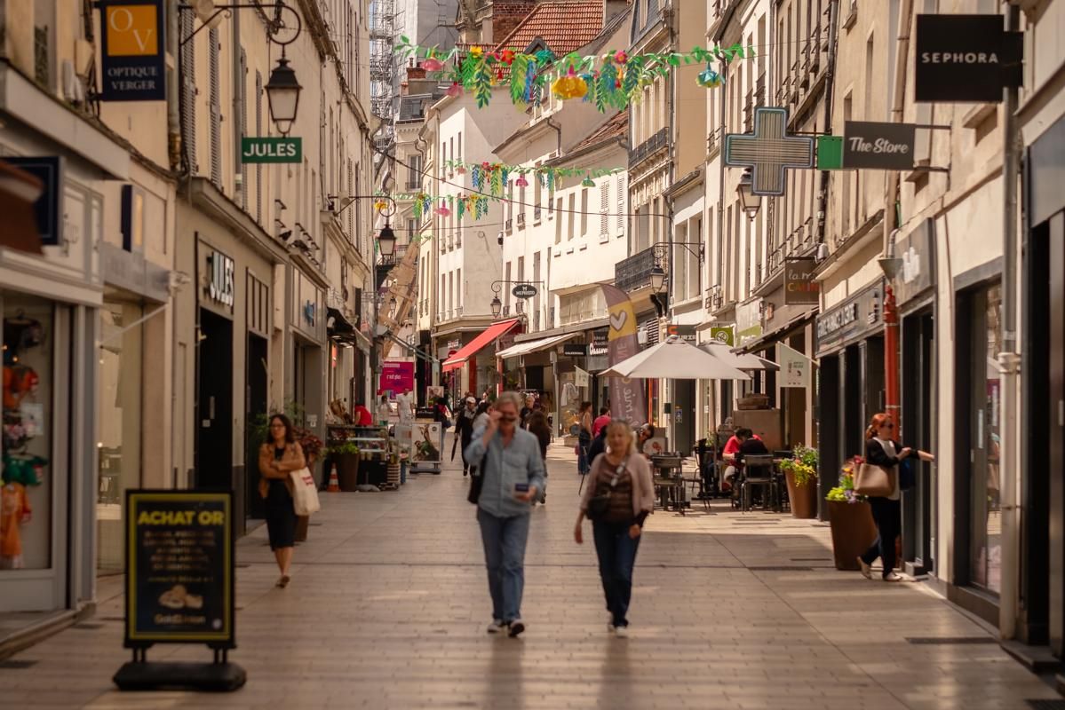 Varias personas pasean por una de las calles principales del centro de Meaux.