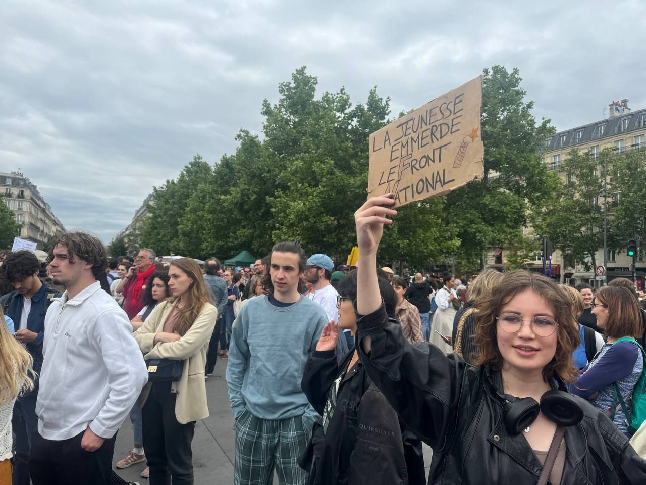 Miles de franceses protestan en París contra la extrema derecha de Le Pen ante la segunda vuelta de las legislativas.