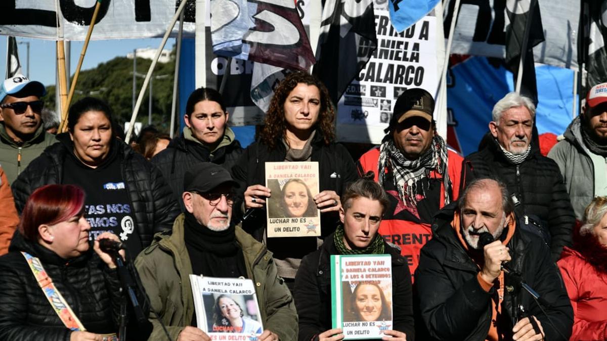 La represión promovida por Milei se ensaña con una activista detenida en una protesta contra los recortes en Argentina