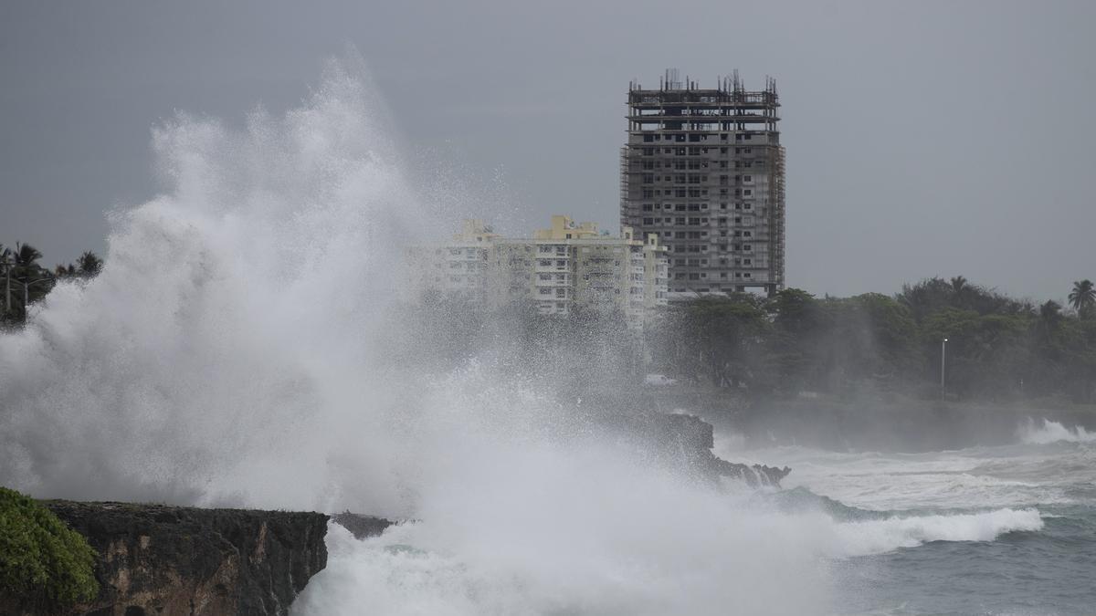 El huracán Beryl causa al menos 10 muertos y amenaza la costa turística de México