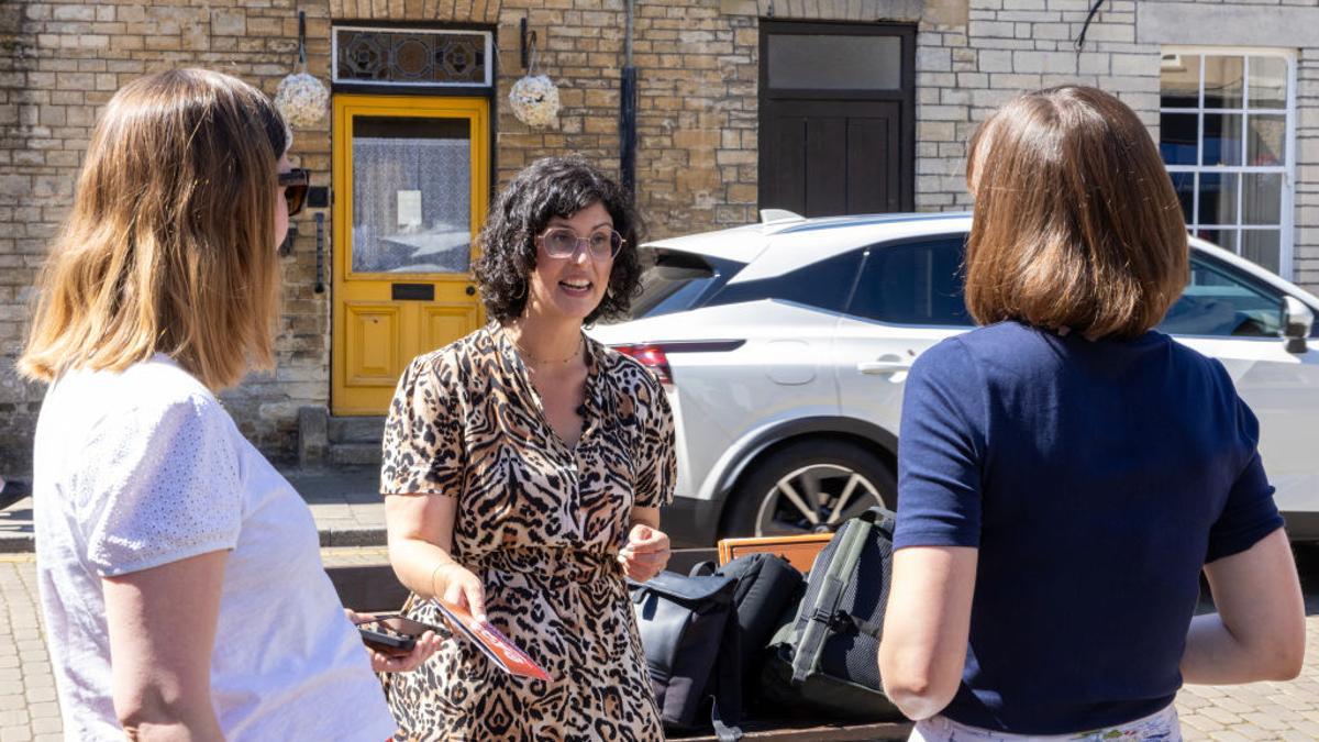 Layla Moran haciendo campaña de puerta en puerta a favor de los liberaldemócratas el 25 de junio, en Oxford.