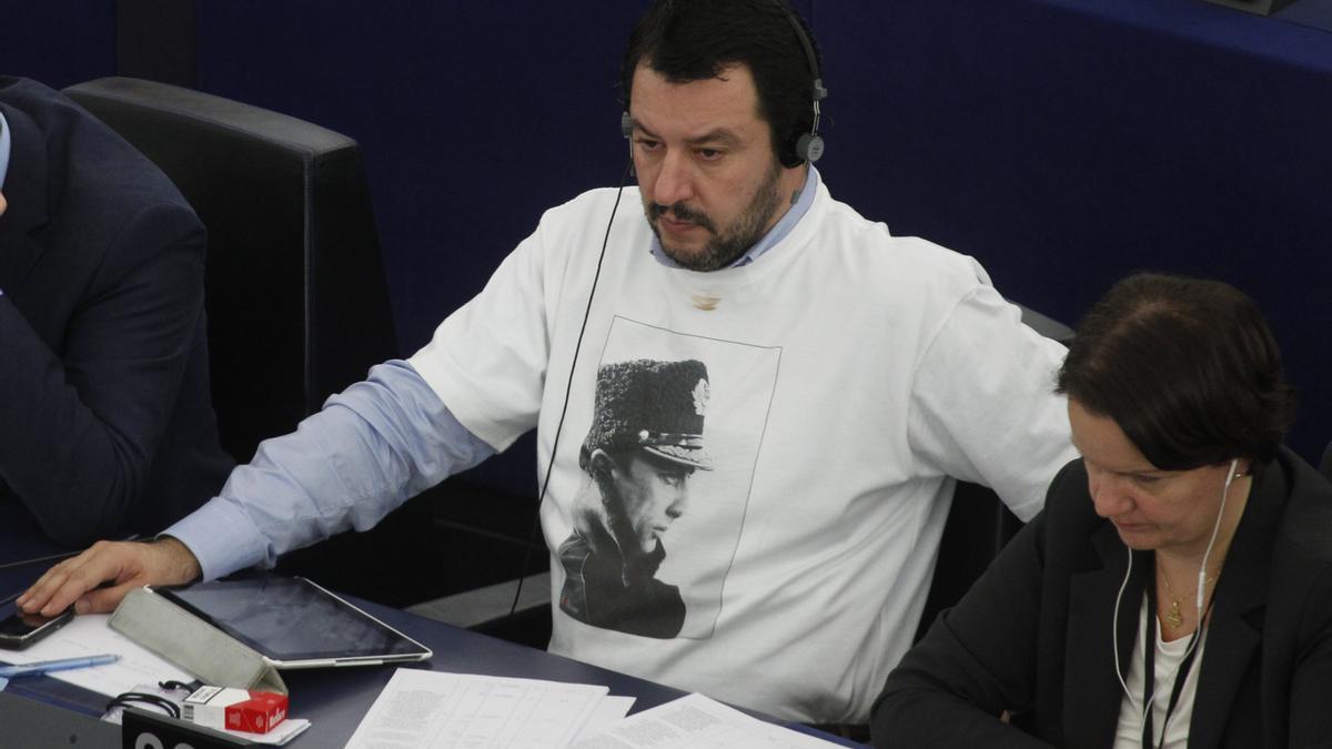 Matteo Salvini, con una camiseta con la imagen del líder ruso Vladimir Putin durante una sesión plenaria del Parlamento Europeo el 25 de noviembre de 2015 en Estrasburgo, Francia.