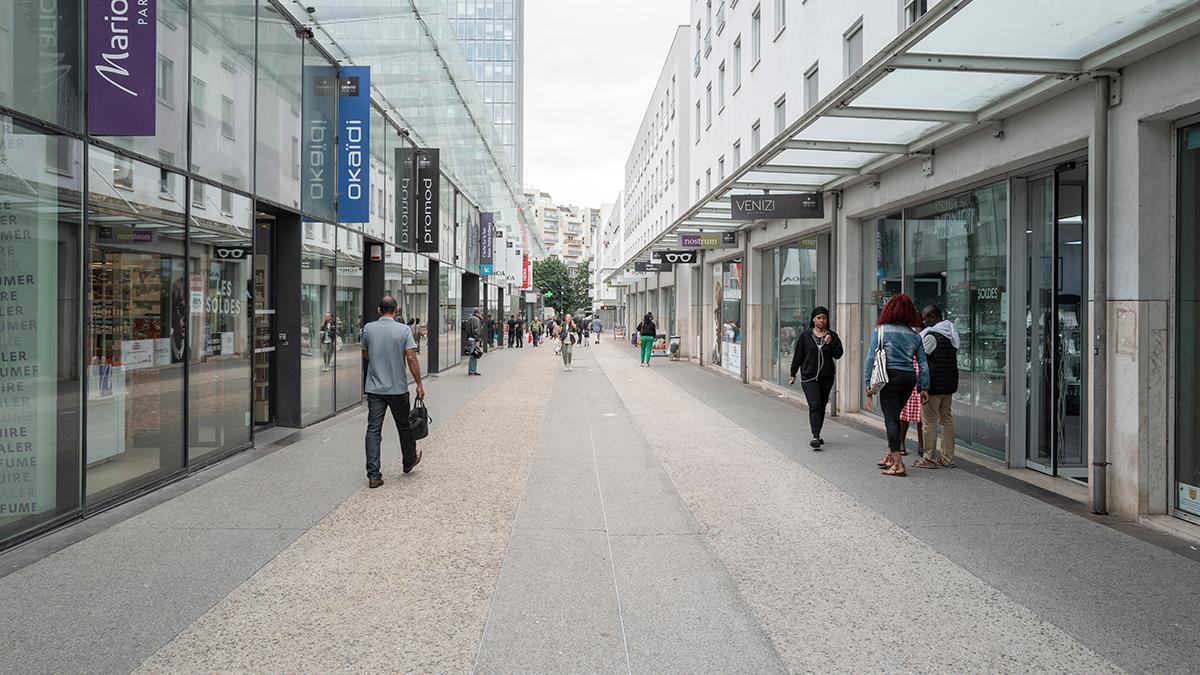 Varias personas caminan por una calle cercana al ayuntamiento de Montreuil.