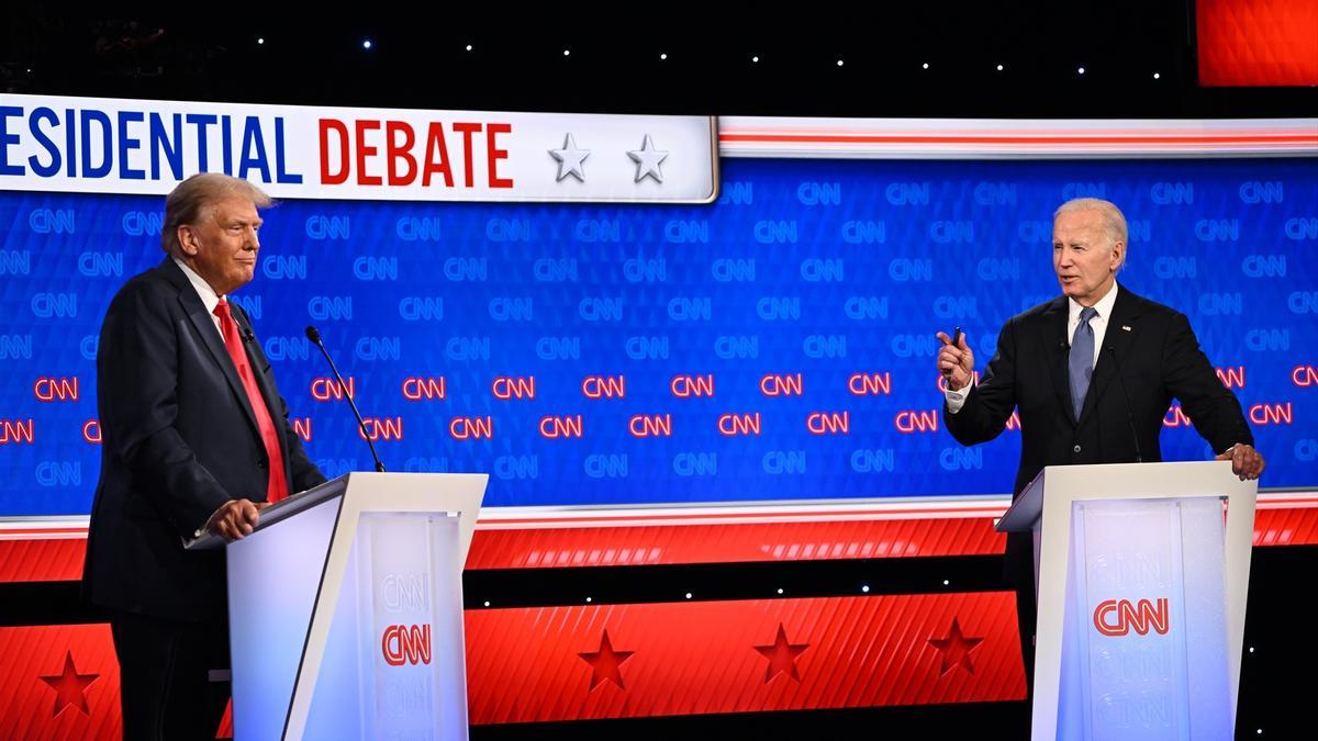 Joe Biden (dcha) en el debate presidencial en la cadena CNN, frente a Donald Trump, el 27 de junio de 2024.