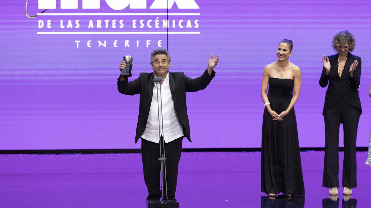 Eduard Fernández con su premio Max al mejor actor