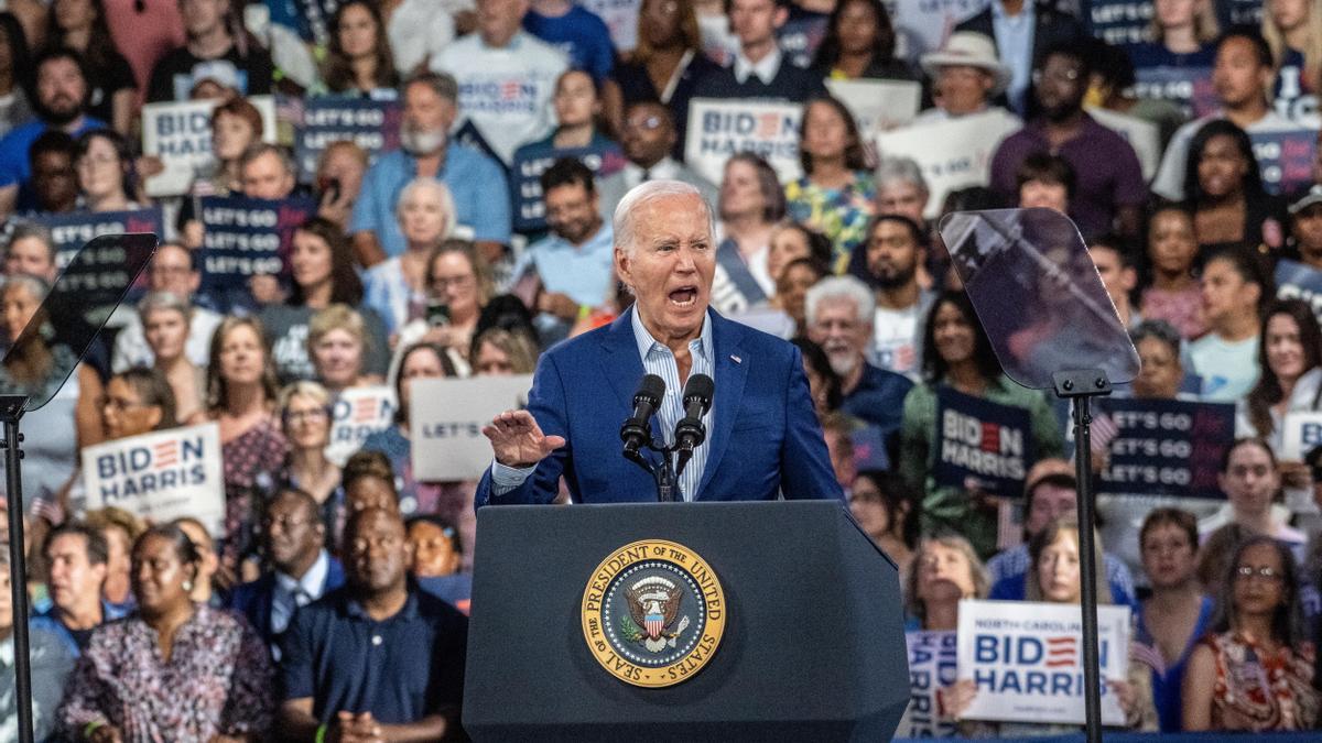 La familia de Biden le anima a continuar como candidato y critica a sus asesores, según medios estadounidenses