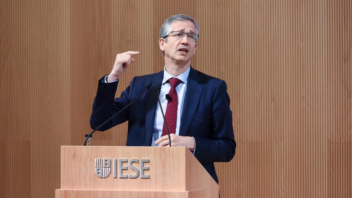 El exgobernador del Banco de España Pablo Hernández de Cos ficha como profesor en la escuela de negocios IESE