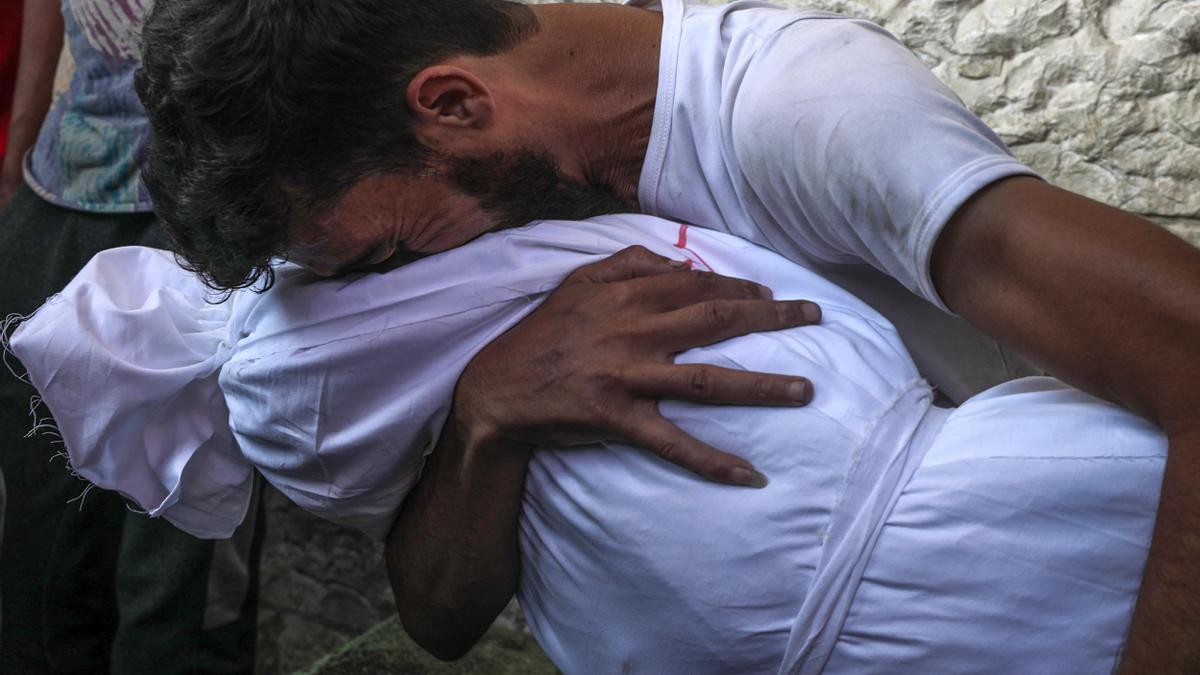 Un padre palestino llora el cuerpo cubierto de su hija en el hospital Al Aqsa en Deir al Balah, fallecida tras un ataque aéreo israelí EFE/ Mohammed Saber