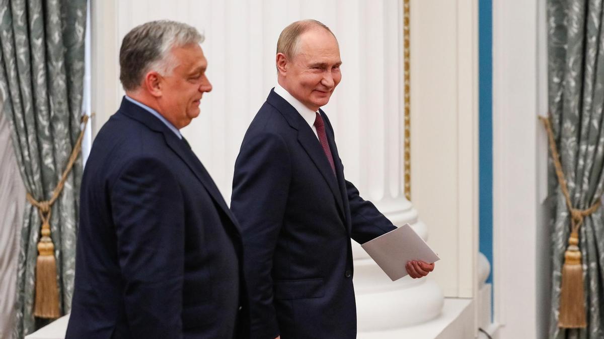 Viktor Orban (izquierda) y Vladímir Putin, en el Kremlin de Moscú, el pasado 5 de julio.