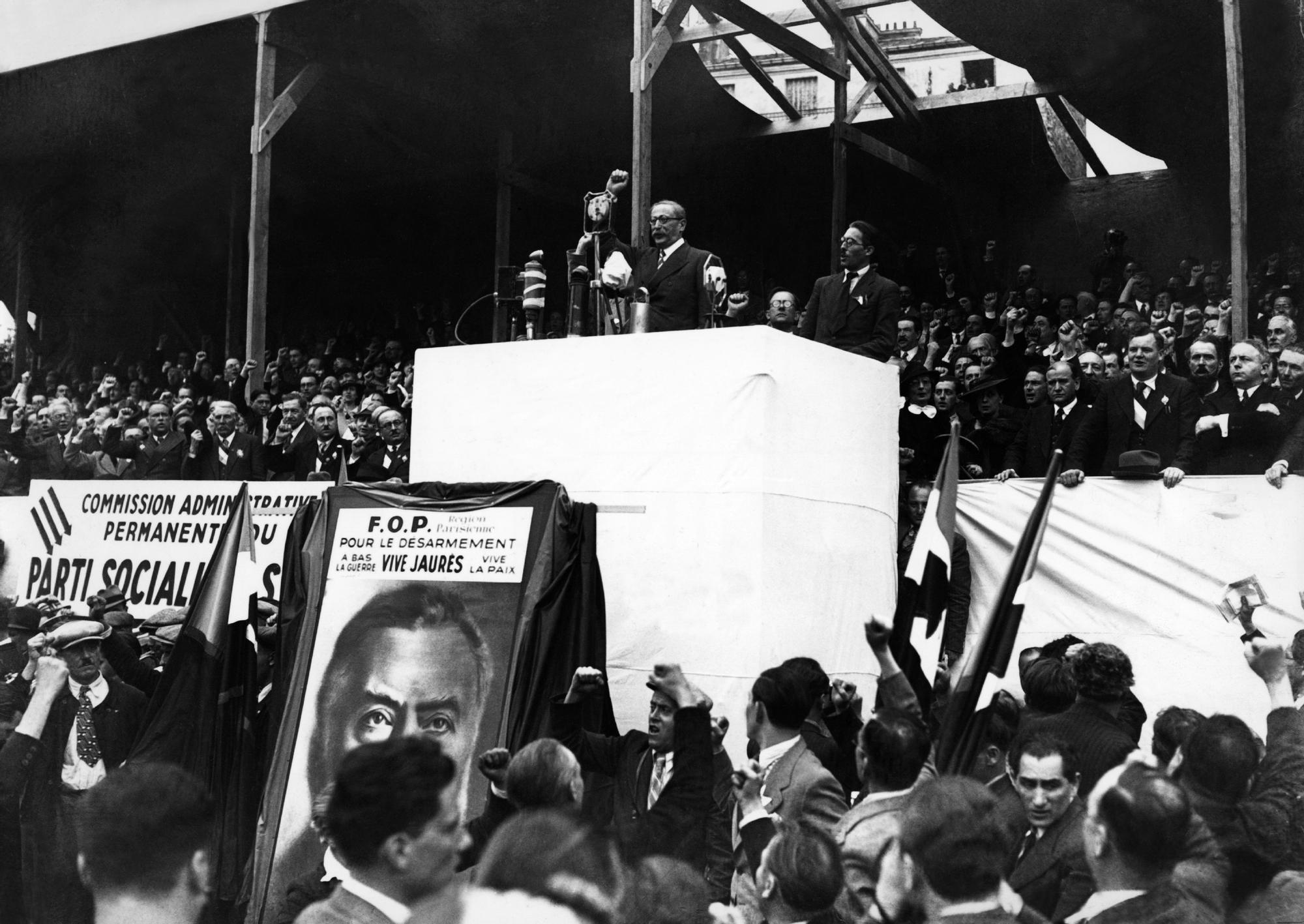 FRANCIA - 14 DE JULIO: El Presidente del Consejo Leon Blum pronuncia un discurso en la Place De La Nation de París ante una multitud de manifestantes del Frente Popular el 14 de julio de 1936. A la derecha, en el estrado: Edouard Daladier, Ministro de Defensa Nacional, Maurice Thorez, Secretario General del Partido Comunista y Roger Salengro, Ministro del Interior.