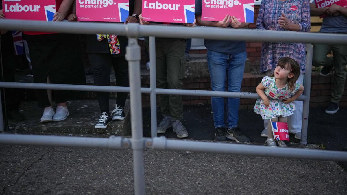 Una niña durante la espera de Keir Starmer en Redditch, Inglaterra, en un evento de campaña el 3 de julio.