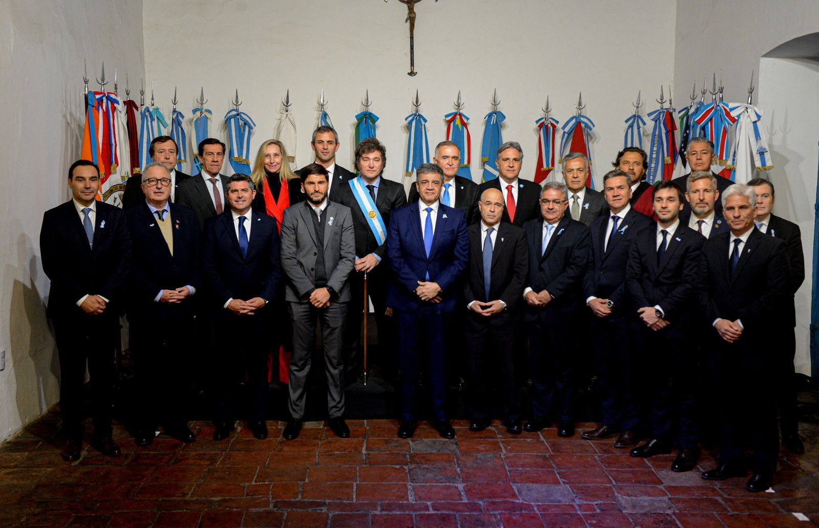 08/07/2024.- Fotografía cedida por la Presidencia de Argentina del mandatario, Javier Milei, mientras posa junto al gabinete ministerial durante un acto en Tucumán (Argentina) para la firma del Pacto de Mayo.