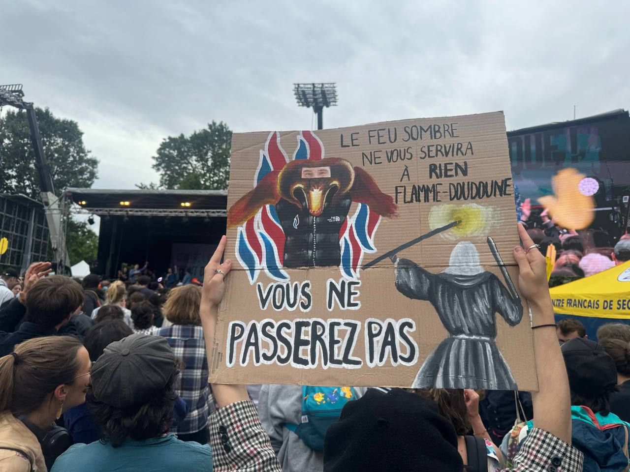 Miles de franceses protestan en París contra la extrema derecha de Le Pen.