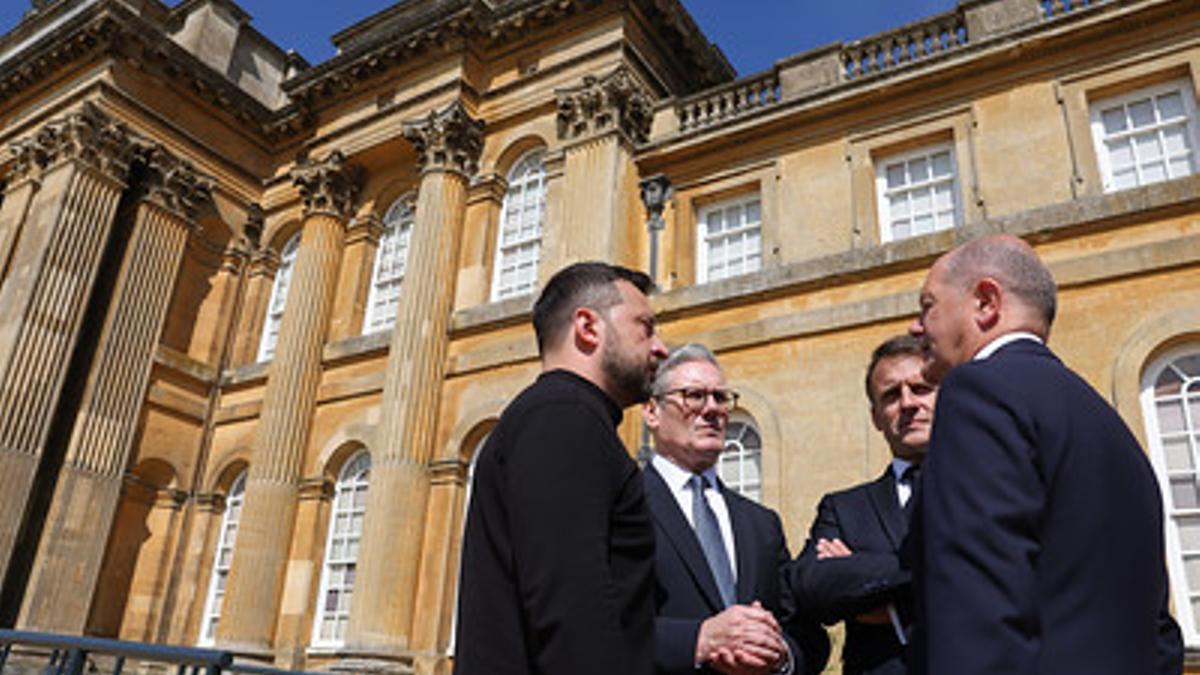 El presidente ucraniano, Volodímir Zelenski, el primer ministro británico, Keir Starmer, el presidente francés, Emmanuel Macron, y el canciller alemán, Olaf Scholz (de izquierda a derecha) delante de Blenheim Palace este jueves.