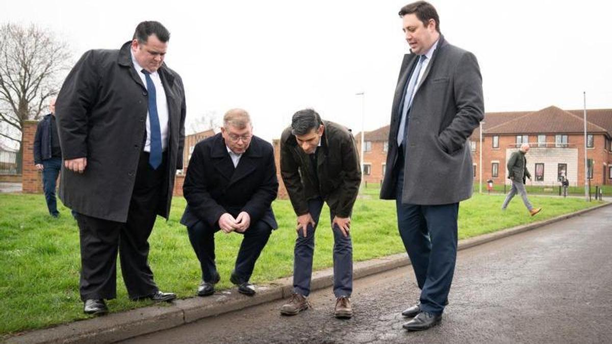 El país de los baches: qué puede hacer el nuevo Gobierno laborista contra la plaga de las calles del Reino Unido