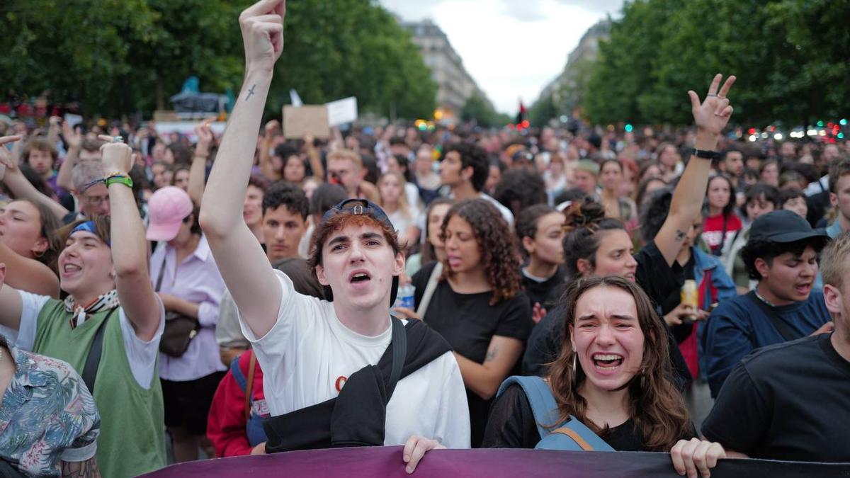 Miles de personas se manifiestan contra la ultraderecha en París