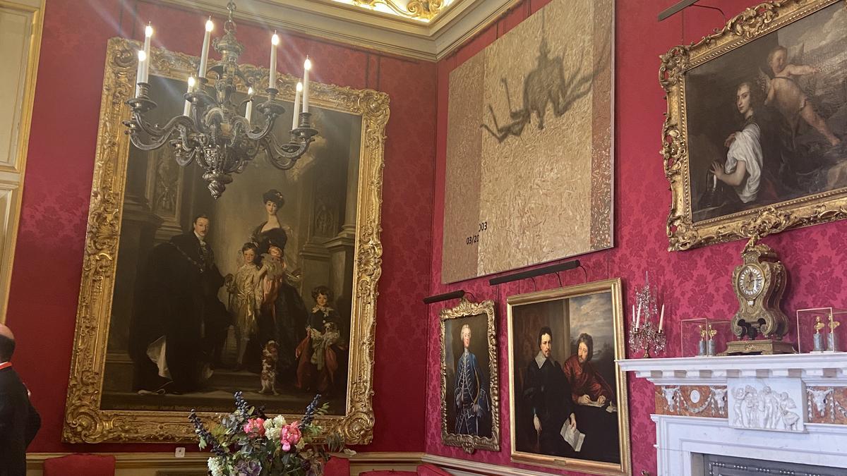 'Chandelier' de Mohammed Sami (a la derecha) junto al retrato de la familia Malborough de John Singer Sargent en el Palacio de Blenheim, Woodstock, Inglaterra.