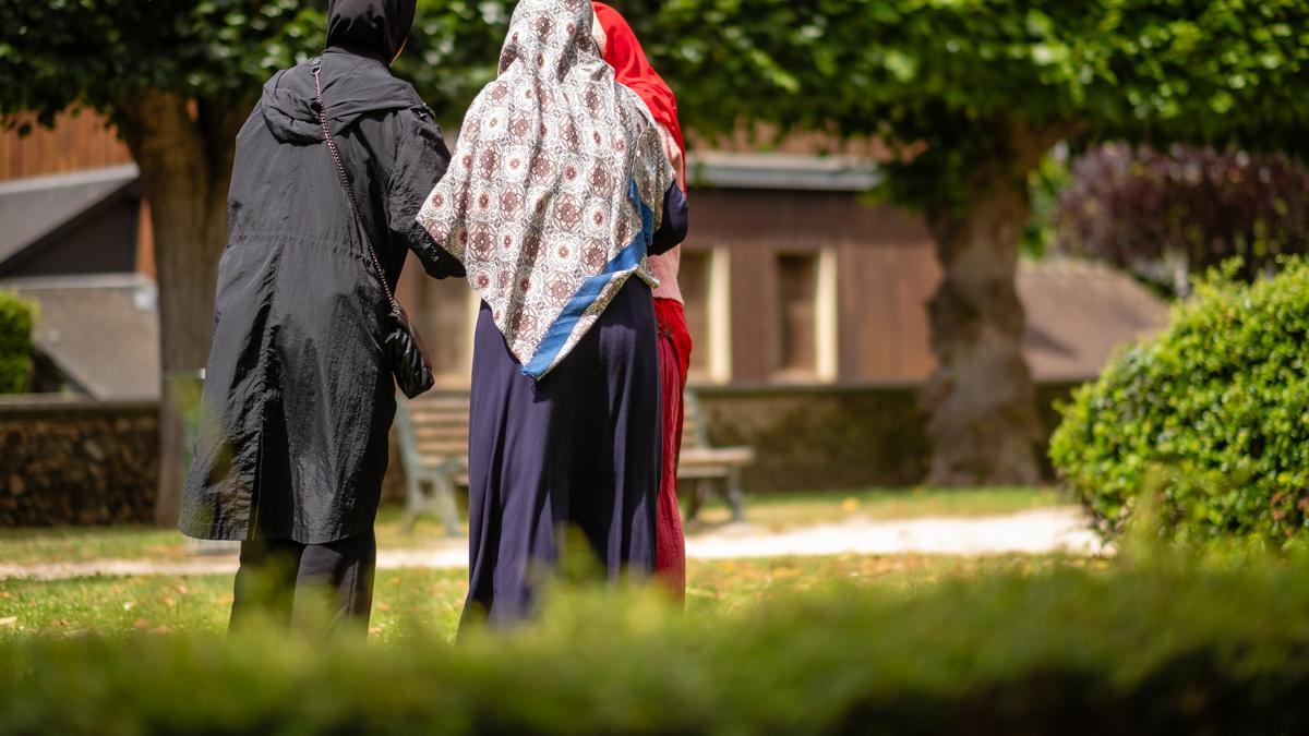 Mujeres musulmanas en la Plaza de la República de Dreux.