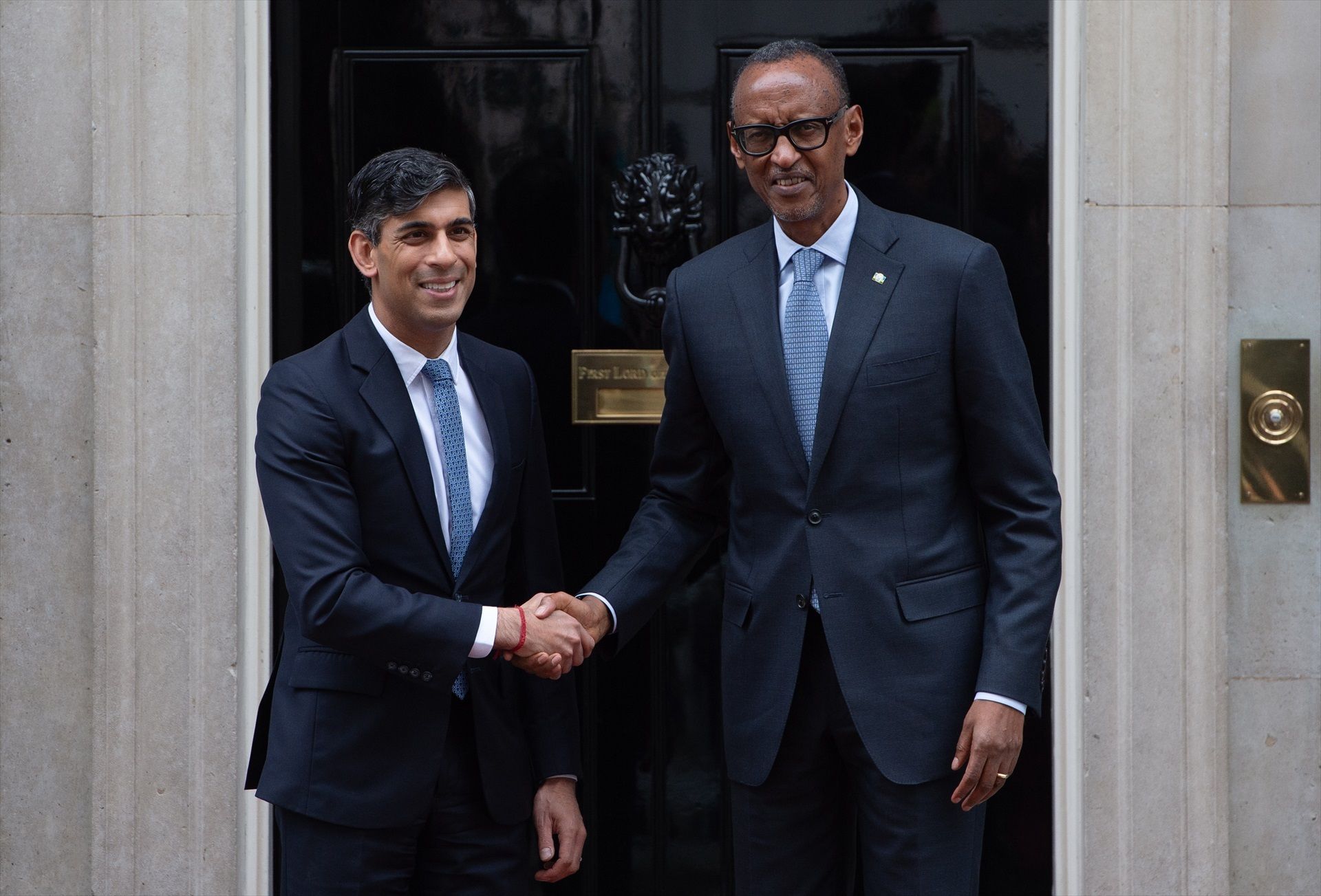 Paul Kagame (dcha) con el ex primer ministro británico, Rishi Sunak, en Londres en abril de 2024.