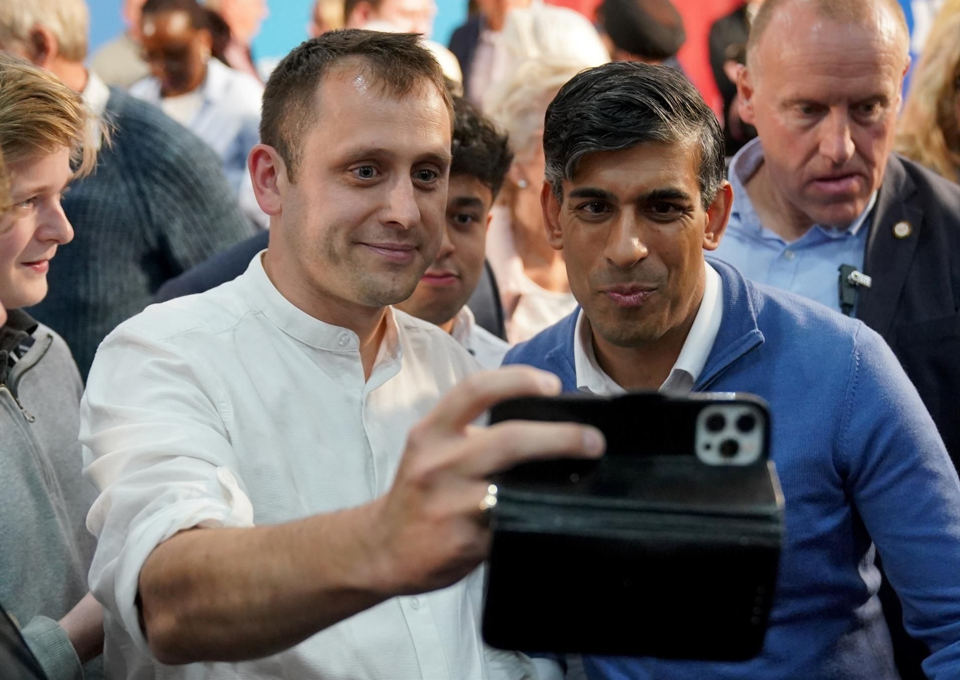 El primer ministro, Rishi Sunak, posa con un seguidor en Hinckley, Inglaterra, el 1 de julio.