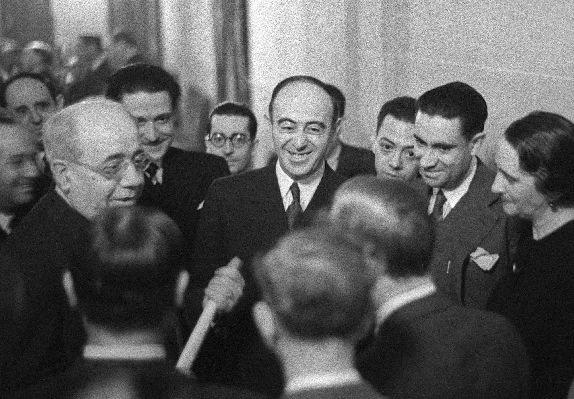 Madrid, 7-4-1936.- El ministro de trabajo, Enrique Ramos (c), el presidente del Consejo de ministros, Manuel Azaña (izda), y la diputada comunista Dolores Ibárruri (dcha), entre otros, conversan en los pasillos del Congreso, durante un descanso en la sesión parlamentaria de proclamación de Diego Martínez Barrio como presidente interino de la República.