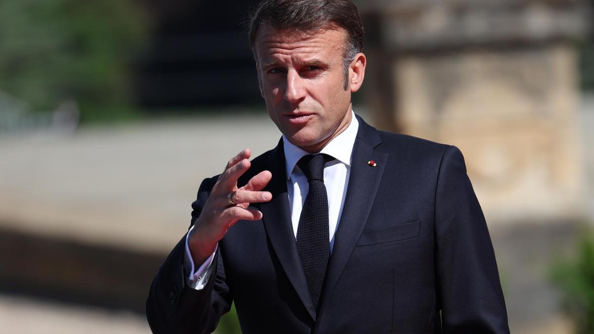 Macron se acerca a la derecha para alejar a la izquierda del Gobierno en Francia