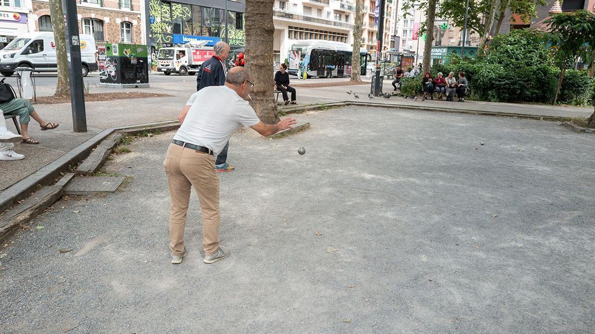 Dos hombres jugando a la petanca en Montreuil.