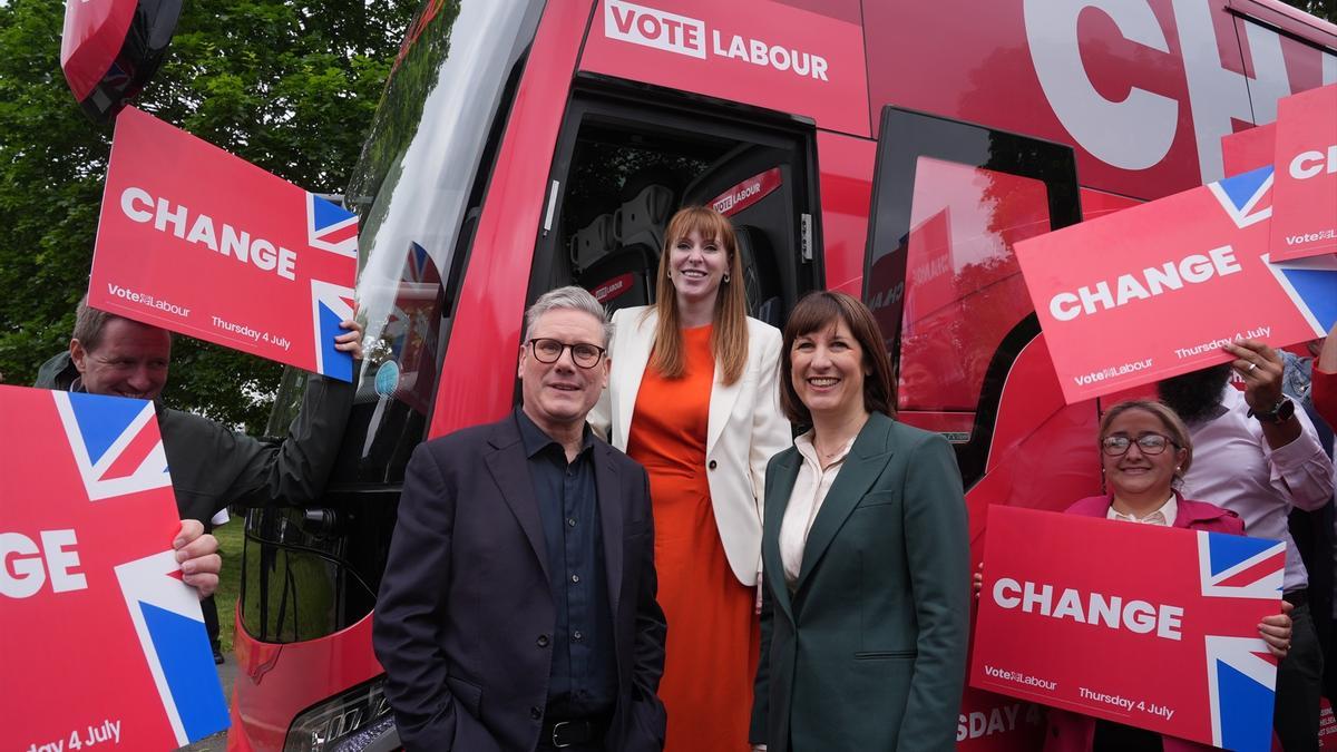 Keir Starmer con Angela Rayner y Rachel Reeves delante del autobús de campaña en Uxbridge College, Londres, el 1 de junio.