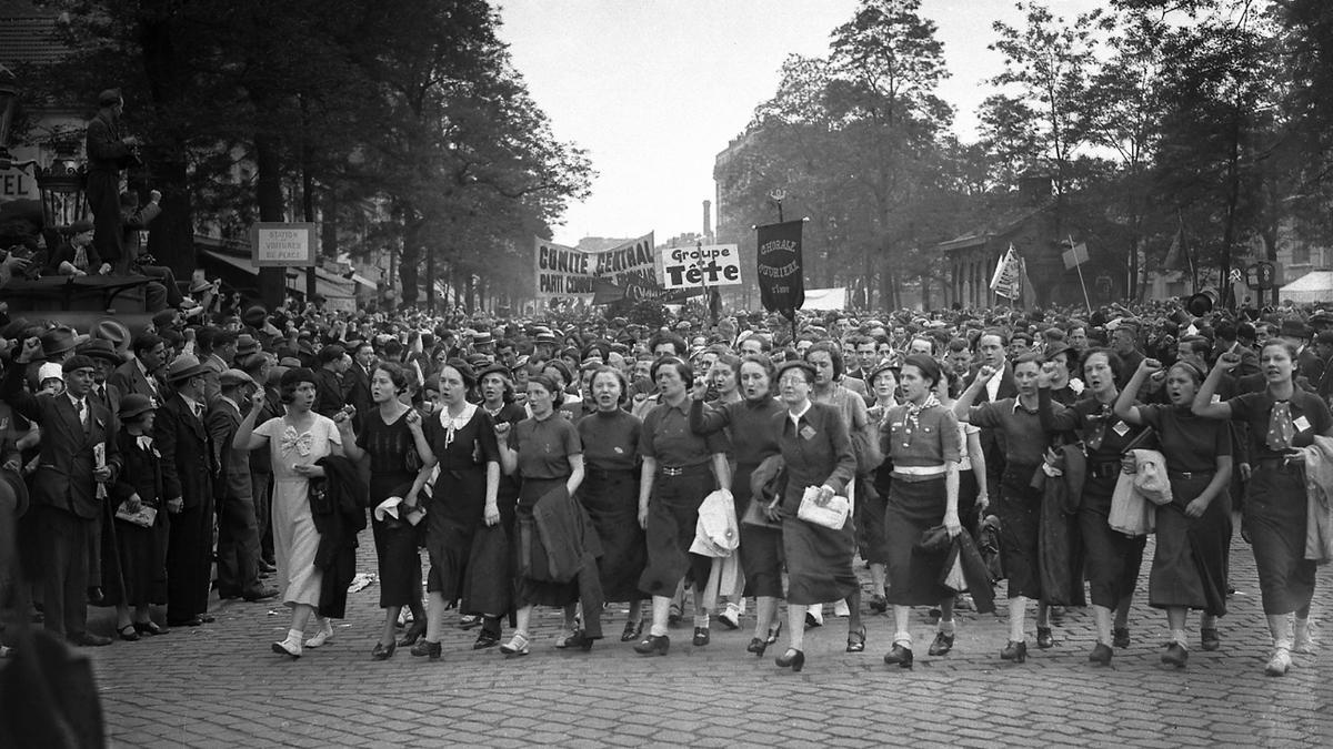 Fotografía fechada en mayo-junio de 1936 de una manifestación de mujeres militantes del Partido Comunista, dirigidas por la Chorale ouvrière d'Ivry, en París, durante las grandes huelgas que marcaron el gobierno del Frente Popular en 1936. Las huelgas de mayo-junio de 1936 bajo el Gobierno del Frente Popular presidido por el socialista Léon Blum condujeron a los acuerdos de Matignon y a la satisfacción de una serie de reivindicaciones obreras, entre ellas las vacaciones pagadas (15 días) y la semana de 40 horas.