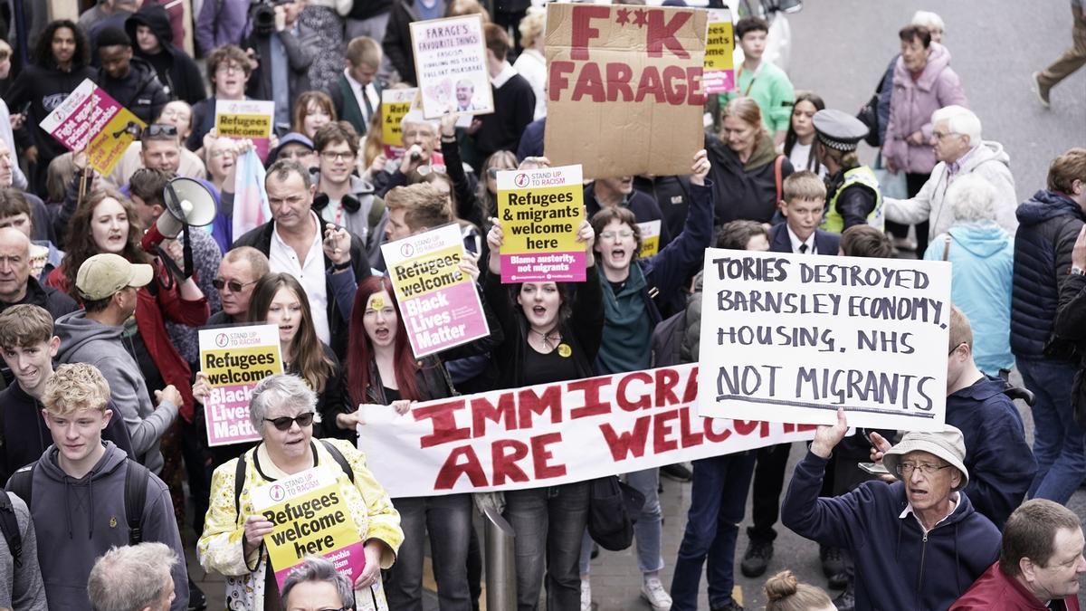 Un grupo de personas protesta contra Nigel Farage durante un discurso del candidato en Barnsley, Inglaterra, el 11 de junio.