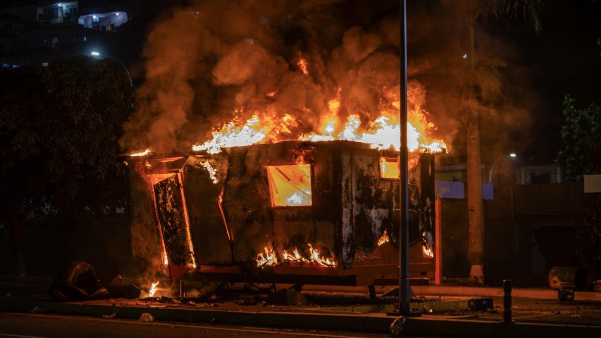 Un módulo de la Policía Nacional Bolivariana incendiado durante las protestas por los resultados de las elecciones presidenciales este lunes en Caracas (Venezuela). 