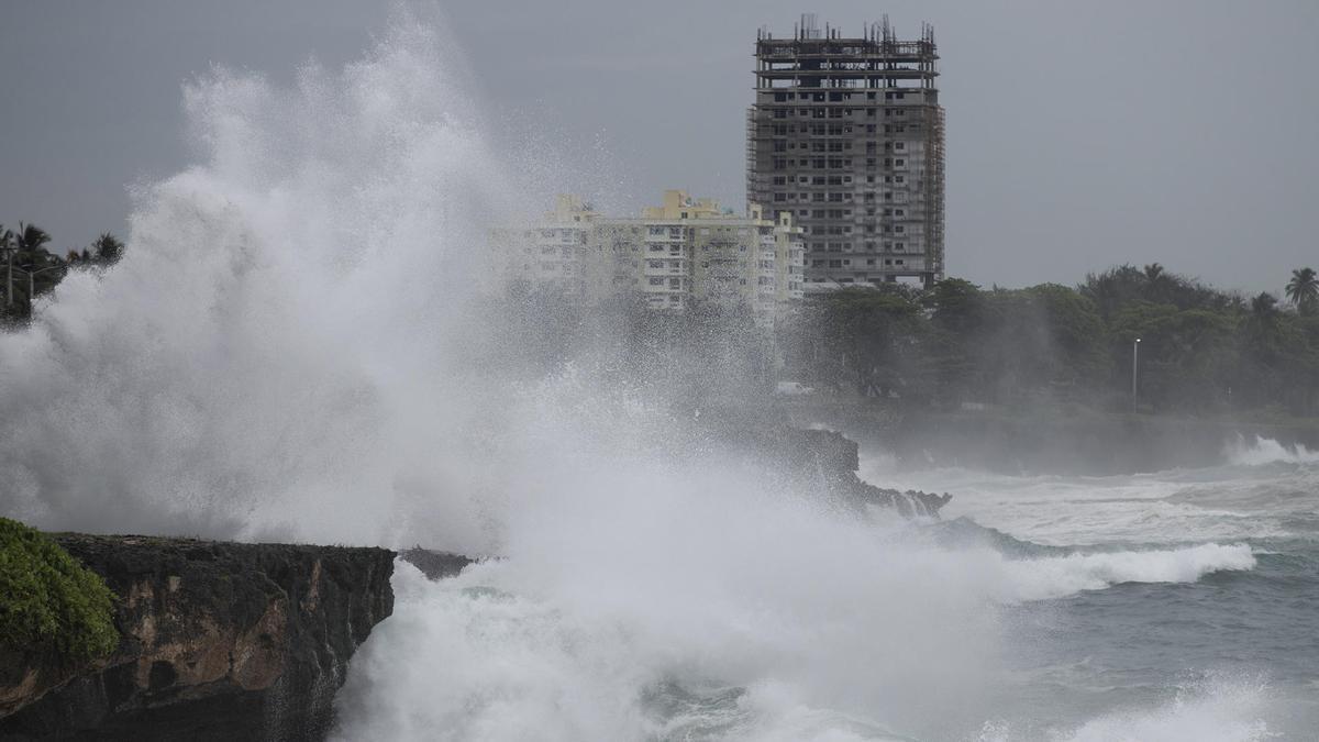 Fotografía que muestra el intenso oleaje en el malecón, ante el avance del huracán Beryl, este martes en Santo Domingo (República Dominicana)