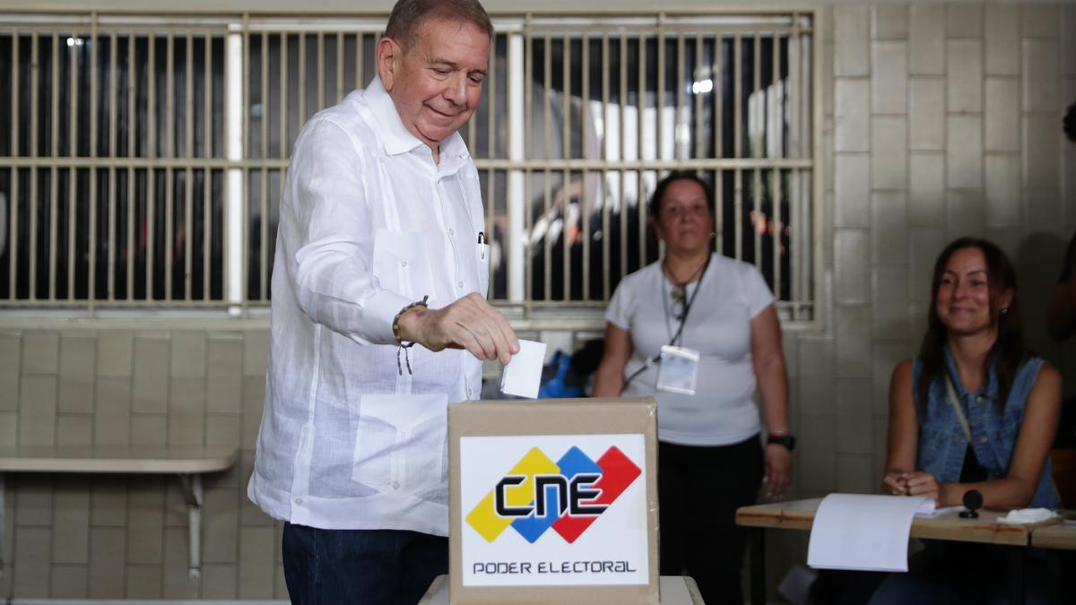 El candidato a la presidencia de Venezuela, Edmundo González Urrutia, vota este domingo, en un centro de votación en Caracas (Venezuela). 