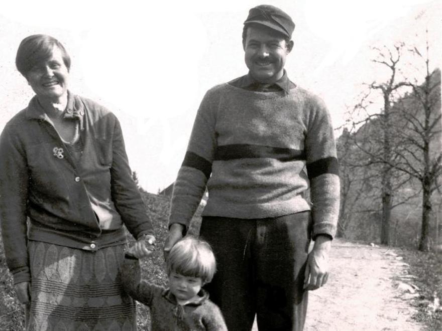 Ernest Hemingway y su primera mujer, Elizabeth Hadley Richardson junto a su hijo John Hadley