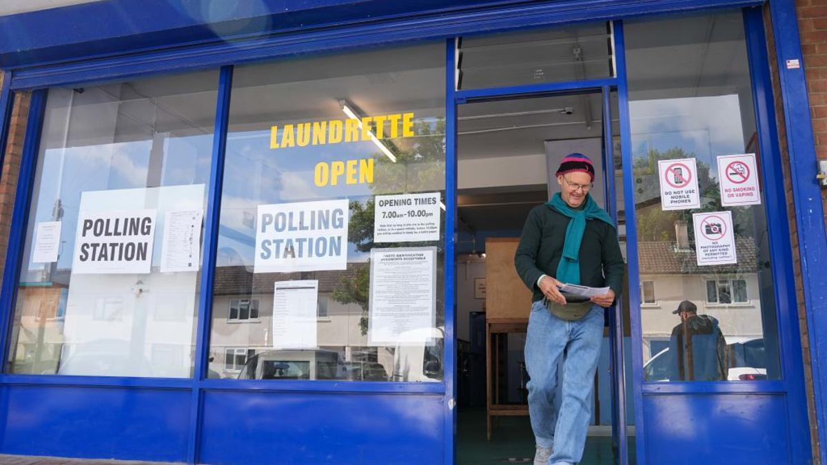 Un votante sale de un colegio electoral en una lavandería, en Oxford, este jueves.