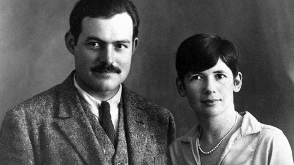 Ernest Hemingway y Pauline Pfeiffer en una foto tomada en Paris en1927