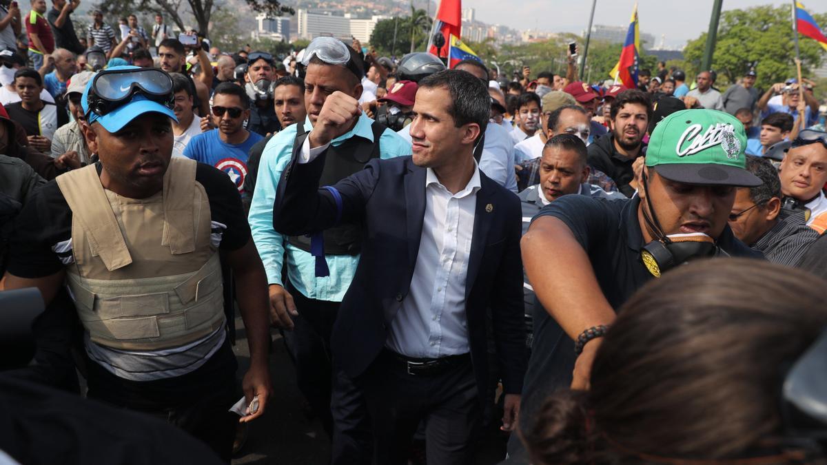 Juan Guaidó (c) participa en una manifestación en apoyo a su levantamiento contra el gobierno de Nicolás Maduro este martes en Caracas.