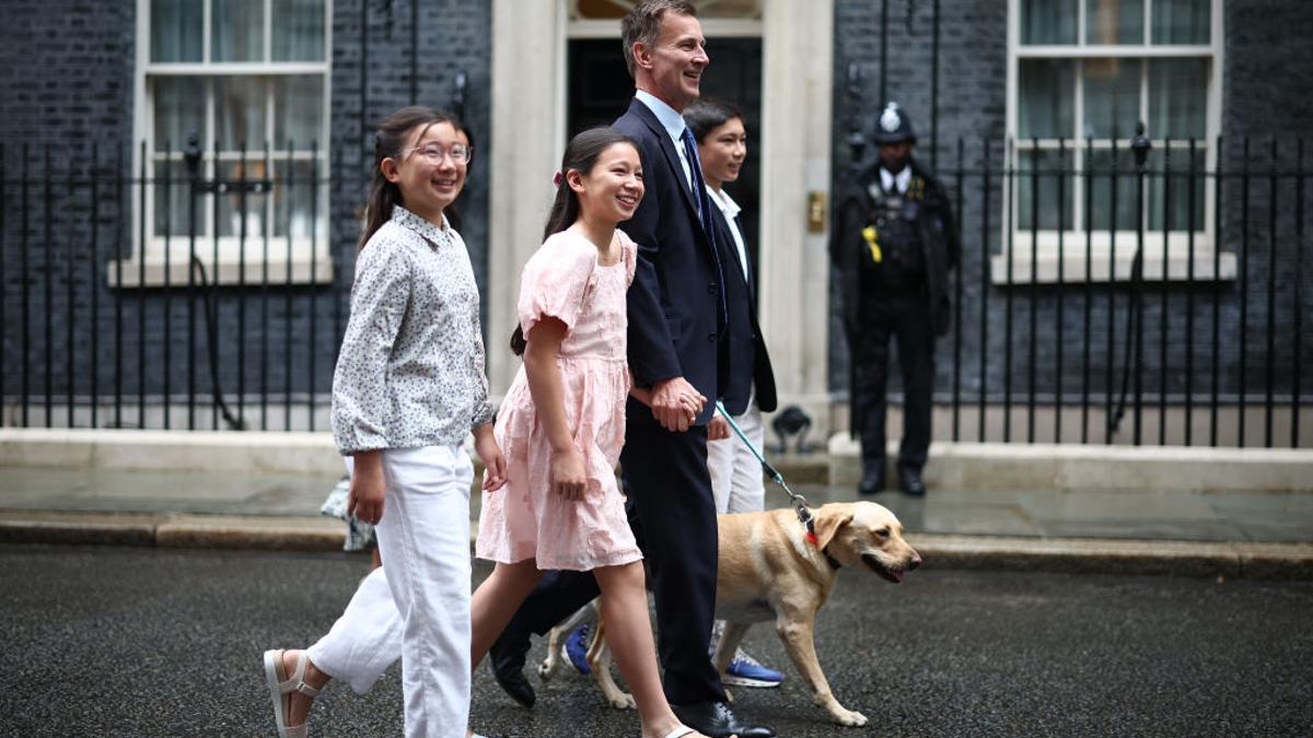 El ministro de Economía saliente, Jeremy Hunt, se marcha de Downing Street con su familia, en Londres.