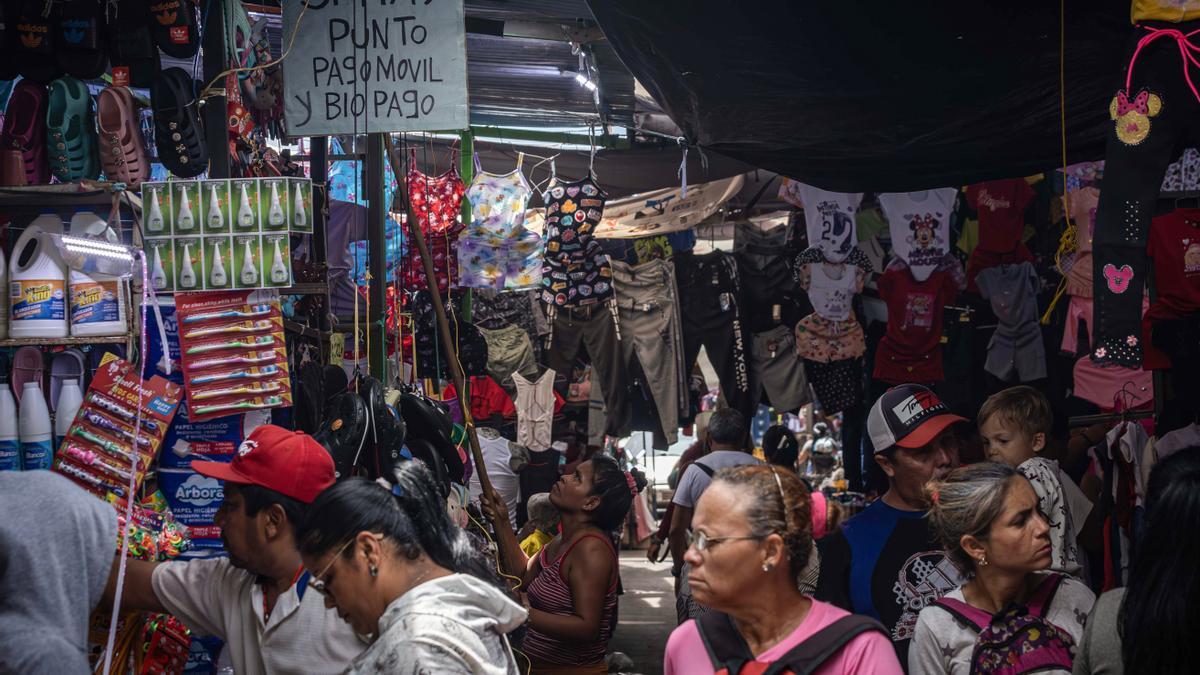 Personas caminan en un mercado popular en Maracaibo (Venezuela).