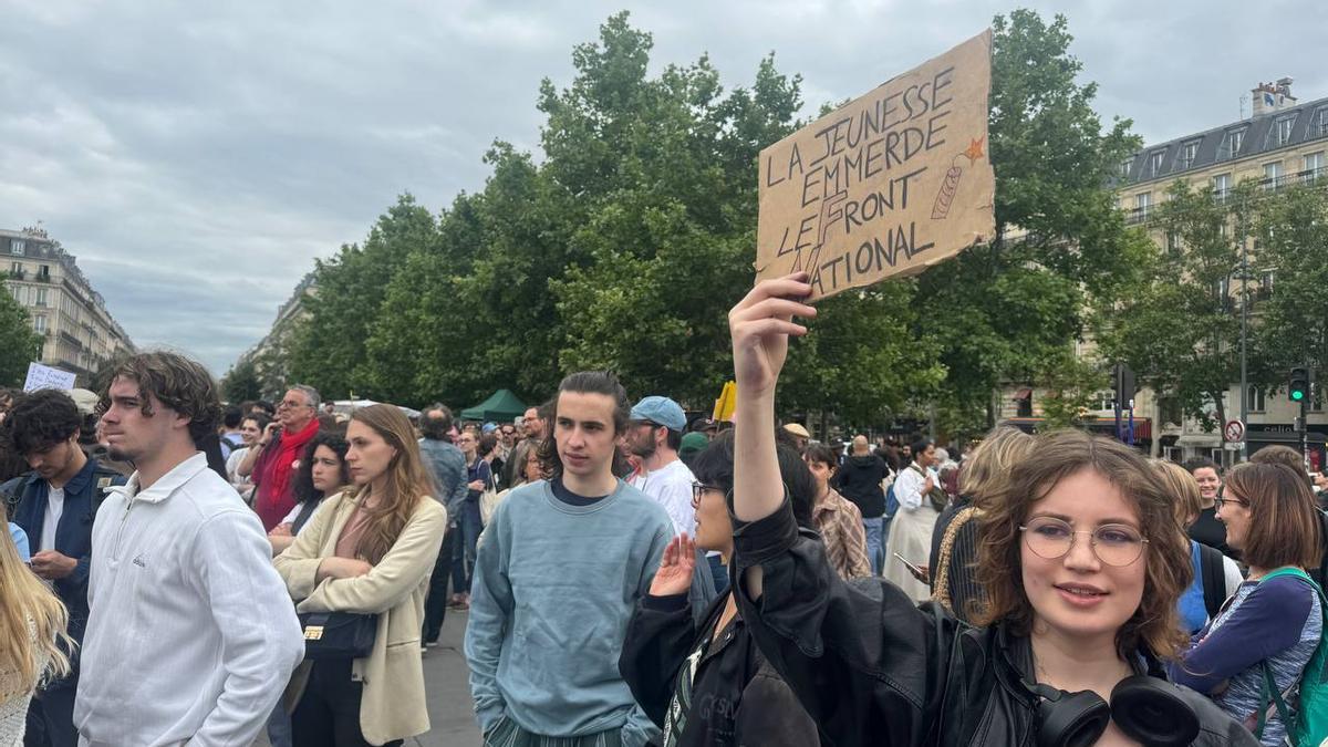 Miles de franceses protestan en París contra la extrema derecha de Le Pen ante la segunda vuelta de las legislativas: 